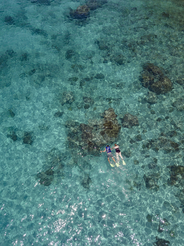 Indonesien, Bali, Luftaufnahme vom Strand der Blauen Lagune, Schnorchler, lizenzfreies Stockfoto
