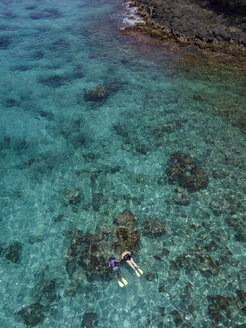 Indonesien, Bali, Luftaufnahme vom Strand der Blauen Lagune - KNTF01808