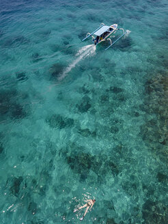 Indonesien, Bali, Luftaufnahme der Blauen Lagune, Schnorchler und Banca-Boot - KNTF01809