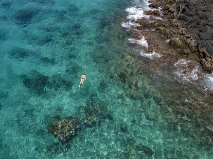 Indonesien, Bali, Luftaufnahme der Blauen Lagune, Schnorchler - KNTF01810