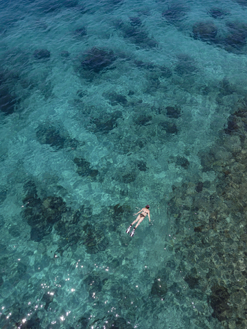 Indonesien, Bali, Luftaufnahme der Blauen Lagune, Schnorchler, lizenzfreies Stockfoto