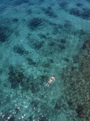 Indonesien, Bali, Luftaufnahme der Blauen Lagune, Schnorchler - KNTF01811