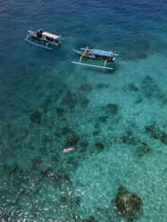 Indonesien, Bali, Luftaufnahme der Blauen Lagune, Schnorchler und Banca-Boote - KNTF01812