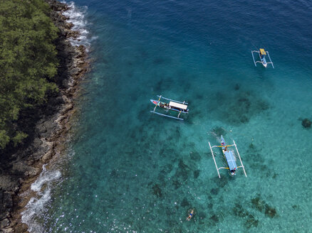 Indonesien, Bali, Luftaufnahme des Strandes der Blauen Lagune, Banca-Boote - KNTF01813