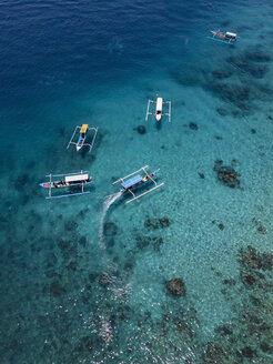 Indonesien, Bali, Luftaufnahme der Blauen Lagune, Banca-Boote - KNTF01814