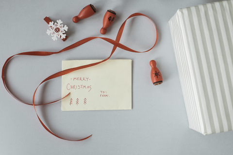 Weihnachtskarten schreiben und Weihnachtsgeschenke einpacken, lizenzfreies Stockfoto