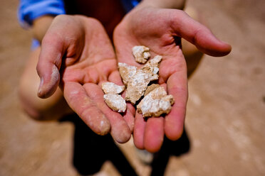 Hände mit Salzkristallen in der Atacamawüste, Valle De La Muerte, Chile - AURF06280