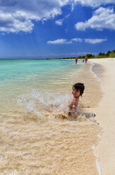 Spielendes und badendes Mädchen am Strand des Karibischen Meeres, Cozumel, Quintana Roo, Mexiko - AURF06296