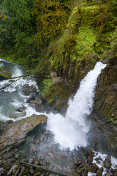 Hoher Blickwinkel auf den plätschernden Wasserfall Drift Creek Falls, Oregon, USA - AURF06326