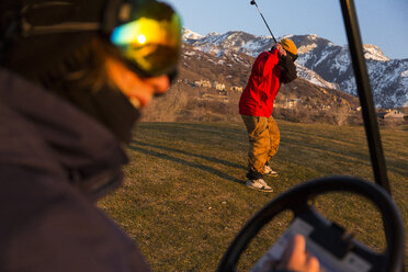 Golfer schwingt Schläger - AURF06335