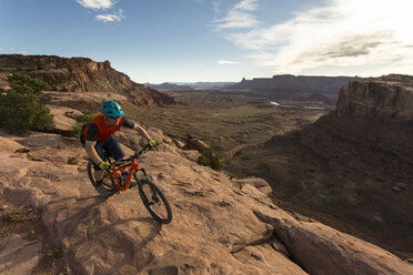 Vorderansicht eines Mannes, der tagsüber in Moab, Utah, USA, Rad fährt - AURF06336