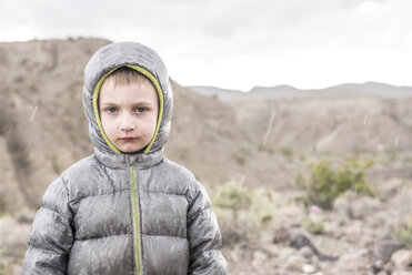 Vorderansicht eines Jungen, der in einem Regenschauer im Death Valley National Park, Kalifornien, USA, steht - AURF06341