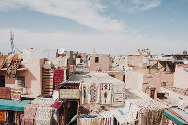 Hochformatige Ansicht der Stadt Rahba Kedima, Marrakesch, Marokko - AURF06345