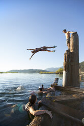 Gruppe von Freunden, die im Lake Pend Oreille schwimmen und ins Wasser springen - AURF06350