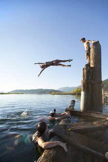 Gruppe von Freunden, die im Lake Pend Oreille schwimmen und ins Wasser springen - AURF06350