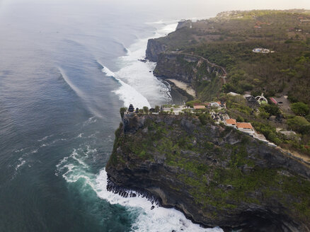 Indonesien, Bali, Luftaufnahme des Uluwatu-Tempels - KNTF01833