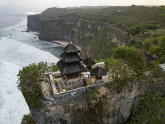 Indonesien, Bali, Luftaufnahme des Uluwatu-Tempels - KNTF01834