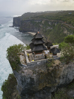 Indonesien, Bali, Luftaufnahme des Uluwatu-Tempels - KNTF01836