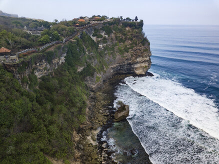 Indonesien, Bali, Luftaufnahme des Uluwatu-Tempels - KNTF01840