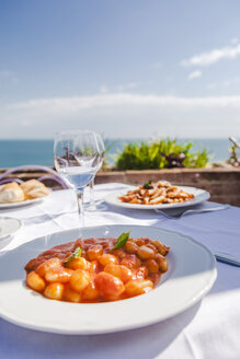 Italien, Atrani, Teller mit Gnocchi in Tomatensauce - FLMF00077
