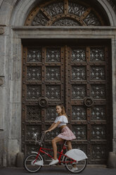 Modische junge Frau erkundet Barcelona mit einem Fahrrad - AFVF01593