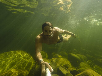 Unterwasser-Selfie, aufgenommen in Poco Verde, Serra dos Orgaos National Park, Rio de Janeiro, Brasilien - AURF06352