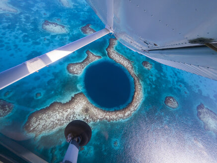 Blick aus dem Flugzeug auf das Great Blue Hole, Belize - AURF06360