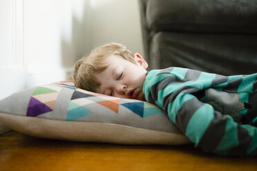 Müder Junge schläft zu Hause auf dem Boden - CAVF48760