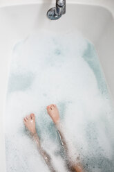 Niedriger Ausschnitt eines Jungen mit Schaumbad in der Badewanne - CAVF48761