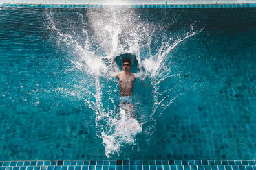 Hoher Winkel Blick auf hemdsärmeligen Mann schwimmen im Pool in der Ferienanlage - CAVF48772