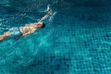 Hohe Winkel Ansicht des Mannes Schwimmen im Pool in der Ferienanlage - CAVF48776