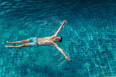 Hohe Winkel Ansicht des Mannes Schwimmen im Pool im Resort - CAVF48778