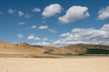 Landschaftliche Ansicht der Berge in der Wüste gegen bewölkten Himmel - CAVF48800