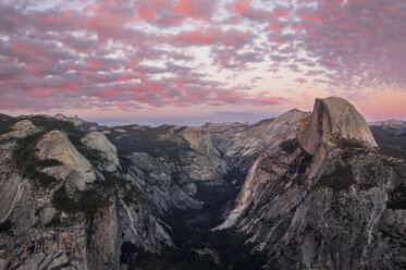Idyllischer Blick auf Bergketten vor dramatischem Himmel bei Sonnenaufgang im Yosemite-Nationalpark - CAVF48833