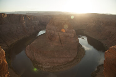 Blick auf den Horseshoe Bend inmitten des Colorado-Flusses in der Wüste bei Sonnenuntergang - CAVF48842