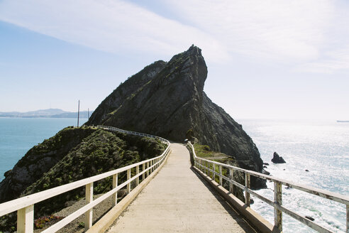 Fußgängerbrücke, die zu einem Berg über dem Meer führt, gegen den Himmel an einem sonnigen Tag - CAVF48846