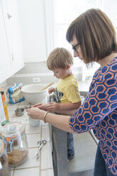 Hohe Winkel Ansicht der Mutter mit Sohn Vorbereitung von Lebensmitteln in der Küche zu Hause - CAVF48861