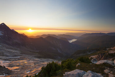 Ruhiger Blick auf Gebirgszüge gegen den Himmel bei Sonnenaufgang im North Cascades National Park - CAVF48879