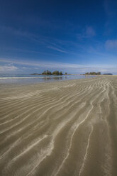 Landschaftliche Ansicht des Wellenmusters auf Sand gegen den Himmel im Pacific Rim National Park - CAVF48881