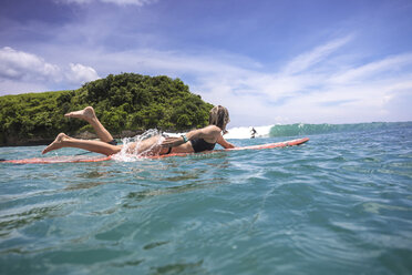 Freunde surfen auf dem Meer gegen den Himmel auf Bali - CAVF48910