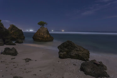 Landschaftlicher Blick auf den Strand bei blauem Himmel in der Nacht - CAVF48911