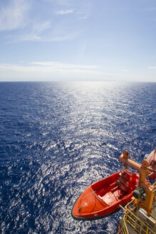 Hohe Winkel Ansicht des Bootes an der Offshore-Plattform gegen den Himmel während des sonnigen Tages - CAVF48920