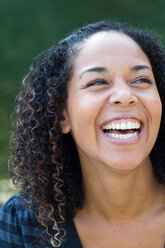 Porträt einer gemischtrassigen Frau, lachend - AURF06371