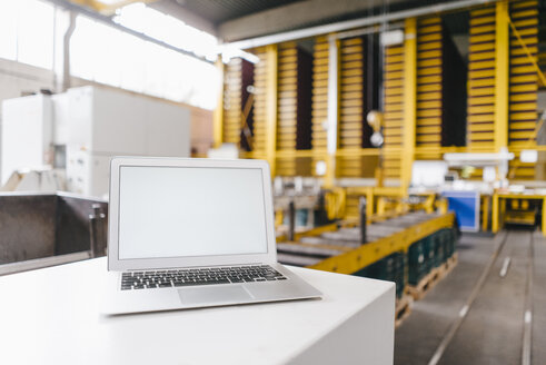 Laptop mit leerem Bildschirm im Logistikzentrum - KNSF04806