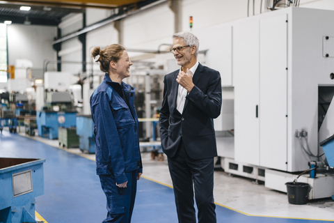 Manager und Facharbeiter eines High-Tech-Unternehmens bei einer Besprechung, lizenzfreies Stockfoto