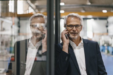 Manager am Telefon in einem Hightech-Unternehmen, lizenzfreies Stockfoto