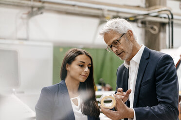 Geschäftsmann und Frau in High-Tech-Unternehmen - KNSF04846