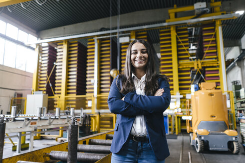 Confident woman standing in logistics center, with arms crossed - KNSF04881