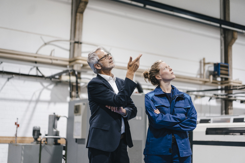 Manager und Facharbeiter eines High-Tech-Unternehmens bei einer Besprechung, lizenzfreies Stockfoto