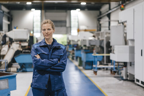 Junge Frau, die als Facharbeiterin in einem High-Tech-Unternehmen arbeitet, Porträt - KNSF04947